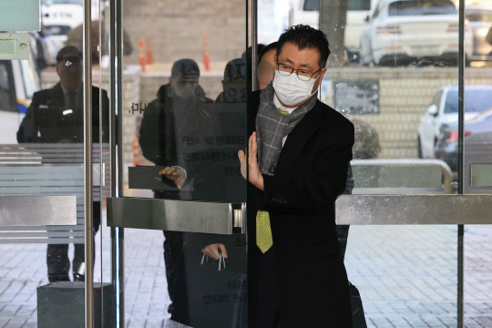 비자금을 조성·횡령한 혐의로 기소된 장원준 전 신풍제약 사장이 26일 오전 서울 서초구 서울중앙지방법원에서 열린 1심 선고 공판에 출석하고 있다.  <연합뉴스>